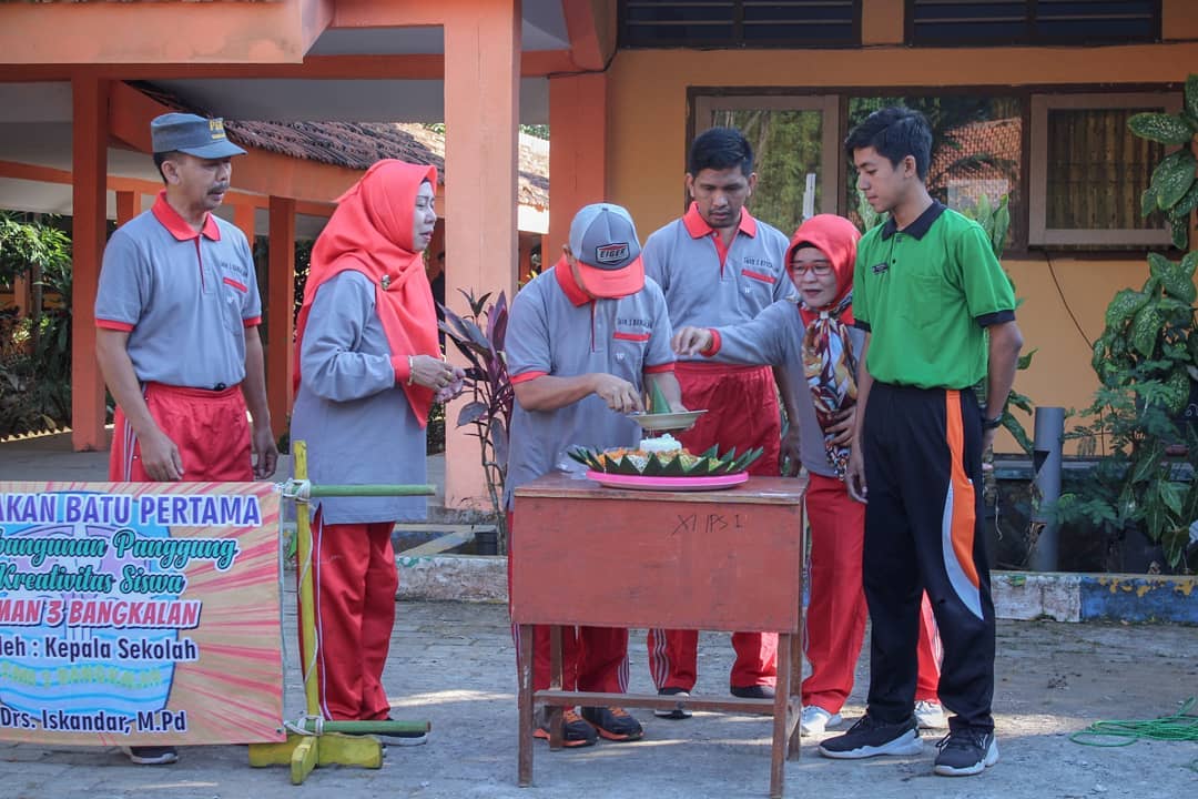 Read more about the article Tumpeng dan peletakan batu pertama dalam pembangunan panggung kreatifitas